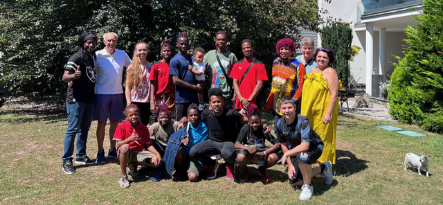 Die Gruppe der Kinderhilfe Mali begeistert mit ihren Shows auch in Österreich. African Royal Ballet Djiby Kouyate und dem Team von Mali Kinderhilfe (Karl Schiller und Grete Schiller, Heidi Pichler und Nicole Heindl) | Foto: Heindl