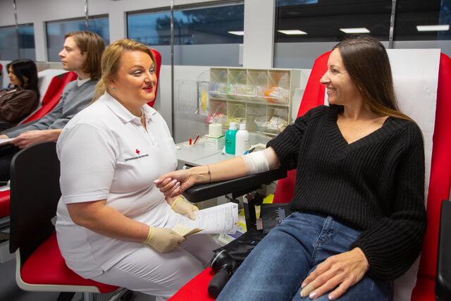 Die Blutspende nimmt rund eine Stunde Zeit in Anspruch. | Foto: Österreichisches Rotes Kreuz / Markus Hechenberger / Holly Kellner