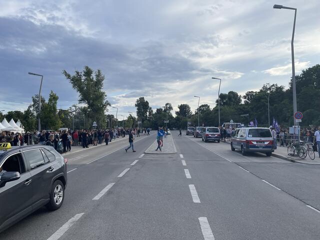 Links die Rammstein Fans, rechts der Gegenprotest.  | Foto: Ronja Reidinger