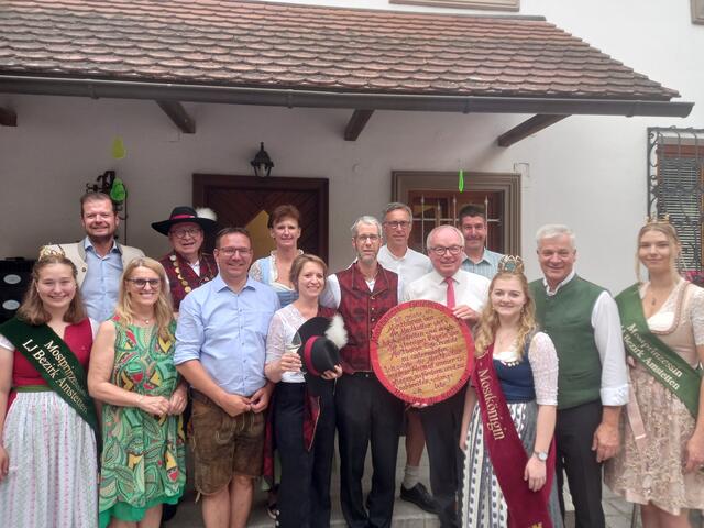 Aufbruchstimmung bei den Mostbaronen: Johanna Resch (Mostprinzessin), Ortsvorsteher Andreas Gruber, Landesrätin Ulrike Königsberger-Ludwig, Primus Toni Distelberger, Bürgermeister Christian Haberhauer, Tourismusgemeinderätin Martina Wadl, Mostbaronin Christine und Martin Pfligl, Nationalratsabgeordneter Georg Strasser, Landeshauptfrau-Stellvertreter Stephan Pernkopf, Amstettens Kulturstadtrat Stefan Jandl, Sigrid Huber (Mostkönigin), Landtagsabgeordneter Anton Kasser und Lisa Holzinger-Gruber (Mostprinzessin) | Foto: Moststraße
