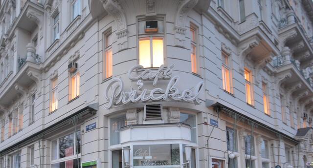 Das Café Prückel wechselt den Besitzer: ein neues Team rund um Daniel Jelitzka (JP Immobilien) übernimmt das Lokal von Christl Sedlar.  | Foto: Manfred Sebek