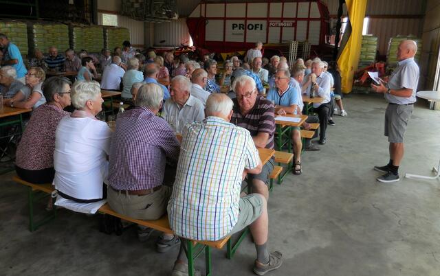 Beim Schätzwettbewerb konnte Zilli Doppermann die exakte Anzahl von 666 Steinchen angeben und gewann damit den Hauptpreis. | Foto: Seniorenbund Schardenberg