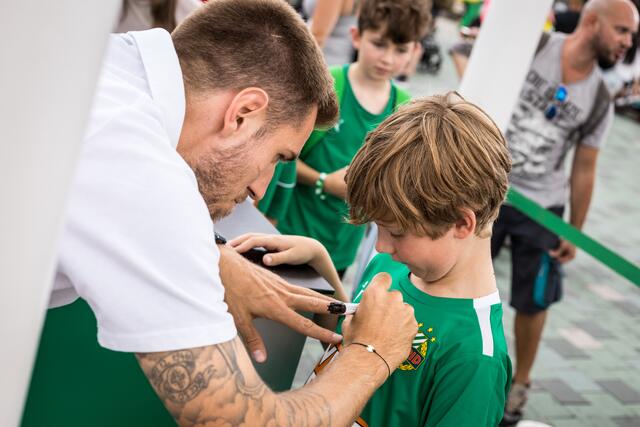 Beim Rapid-Tag im Prater nicht fehlen dürfen Autogramme und Fotos mit den Rapid-Kickern. | Foto: SK Rapid / Red Ring Shots