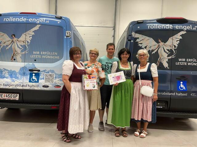 Elfriede Kölbl, Aloisia Schießl, Andrea Schachinger und Barbara Windsperger mit Florian Aichhorn von den rollenden Engel | Foto: Goldhaubengruppe Kirchdorf am Inn
