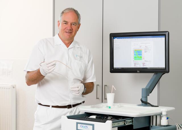 Prim. PD Dr. Wolfgang Schlosser, Leiter der Chirurgie am BKH Reutte, verfügt über eine langjährige Expertise in der minimalinvasiven Refluxchirurgie. | Foto: BKH Reutte