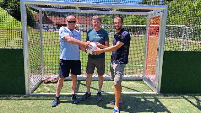 Die Leiter der bauausführenden Firmen, Bauleiter Franz Hauß, der einen Fußball an Bürgermeister Herbert Winter überreichte und Gerald Hofegger, der sich mit drei Fässern Bier einstellte, freuten sich über die gelungene Veranstaltung. 