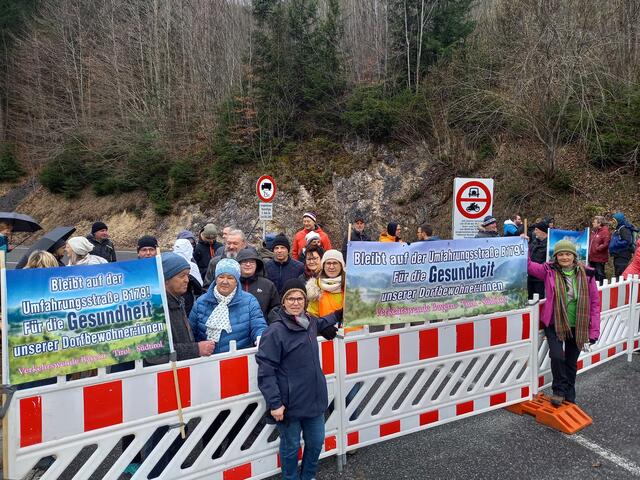 Schon mehrfach hat die IG Verkehrswende heuer gegen den Ausweichverkehr an der Ulrichsbrücke demonstriert. | Foto: Archiv