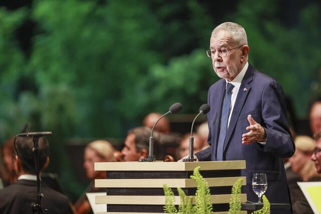 Bundespräsident Alexander Van der Bellen sprach sich für mehr Akzeptanz aus. Selbst setzte er dafür ein Zeichen indem er kurzerhand vor dem Publikum mit seinem Handy den Instagram Account von Norbert Hofer (FPÖ) abonnierte. | Foto: Land Salzburg/Neumayr/Leopold