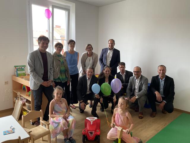 Unterstützer sowie Vertreter des Industriestandortes Judenburg mit Projektleiterin Neubauer (sitzend) bei der Eröffnung von "Glück auf Kids". | Foto: Julia Gerold