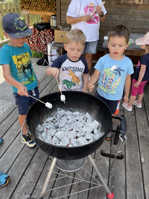 Am Sportplatz wurde gegrillt. | Foto: Kindergartenteam Außervillgraten