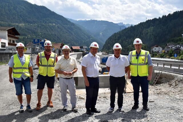 Lokalaugenschein bei der Baustelle der Unterführung Prutz (v.l.): Bauleiter Thomas Covini, Wolfgang Perktold, Bernd Stigger (alle BBA Imst), LHStv. Josef Geisler, Bgm. Heinz Kofler und Johannes Monz (BBA Imst). | Foto: Land Tirol
