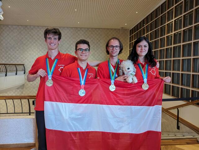 Die Chemieolympioniken Valentin Mitterlehner, Leonard Caliskan, Christopher Taschler und Rahel Vecsernyés-Handl. | Foto: Fachverband der Chemischen Industrie Österreichs (FCIO)