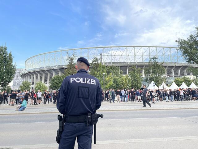 Im Vorfeld des Konzerts wurde ein Mann vor dem Stadion wegen des Verbotsgesetzes angezeigt. Der Mann soll ein nationalsozialistisches Abzeichen am Mantelkragen getragen haben. | Foto: Ronja Reidinger