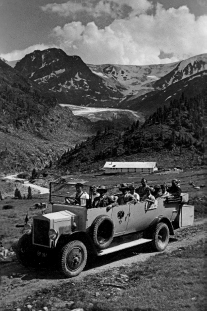 Postauto um 1938 auf dem Weg zum Gepatschhaus. | Foto: Photo Risch-Lau, Bregenz