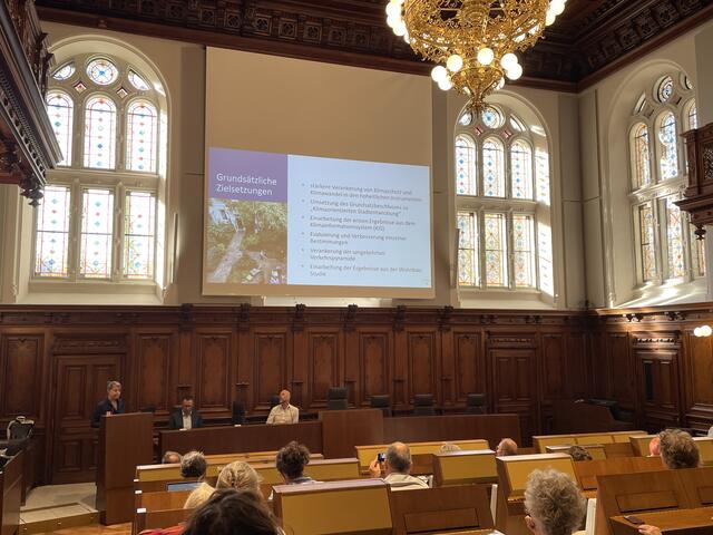 Zur Erklärung der Änderungen des STEK und um Fragen dazu zu beantworten, lud das Stadtplanungsamt am Donnerstagabend in den Gemeinderatsaal ein. | Foto: MeinBezirk.at