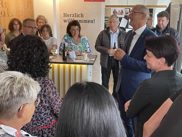 LH Anton Mattle konnte viele Gäste in der VP-Zentrale in Reutte begrüßen. | Foto: Reichel