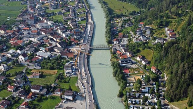 In Prutz kommt der Durchzugsverkehr auf der B 180 Reschenstraße ins Untergeschoß, die örtlichen und regionalen Verbindungen erfolgen künftig über einen Kreisverkehr auf dem Deckel der Unterflurtrasse. | Foto: Land Tirol