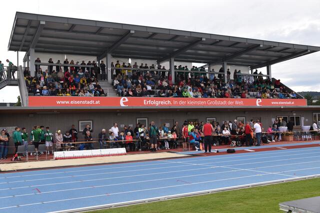 Die neue Tribüne war bereits gut gefüllt. An die 1200 Besucherinnen und Besucher kamen nach Eisenstadt.  | Foto: Stefan Schneider
