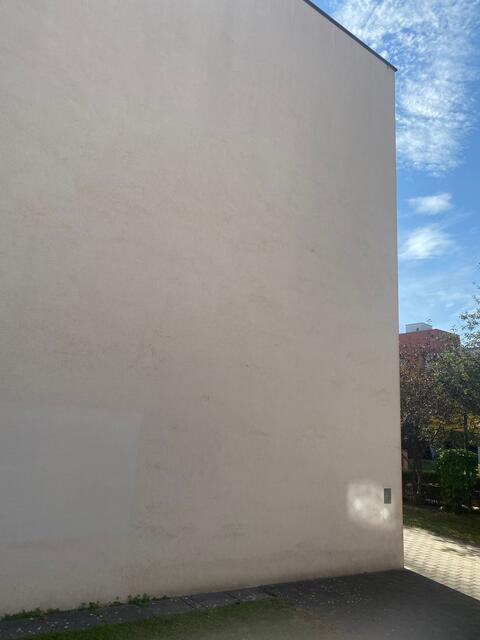 Was für ein trauriger Anblick: Renate und ihr Mann blicken von ihrer Wohnung aus auf eine kahle, weiße Wand.  | Foto: privat