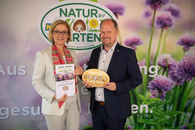 Landeshauptfrau Johanna Mikl-Leitner überreichte Katzelsdorf Bürgermeister Michael Nistl die Urkunde für den "Goldenen Igel". | Foto: Natur im Garten