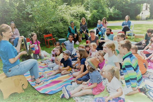 Märchenstunde im Garten hinter der Kinderbücherei. | Foto: sap