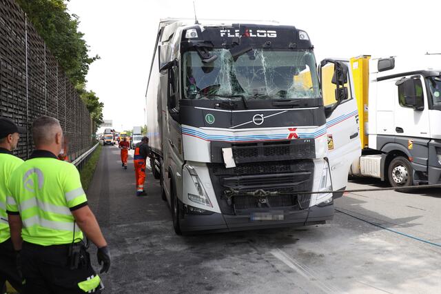 Offenbar krachte der Lkw auf den vorausfahrenden Sattelschlepper auf. | Foto: Matthias Lauber/laumat.at