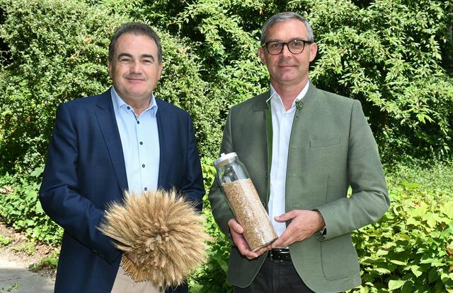Landwirtschaftskammer OÖ-Pflanzenbaudirektor Helmut Feitzlmayr und Präsident Franz Waldenberger. | Foto: LK OÖ