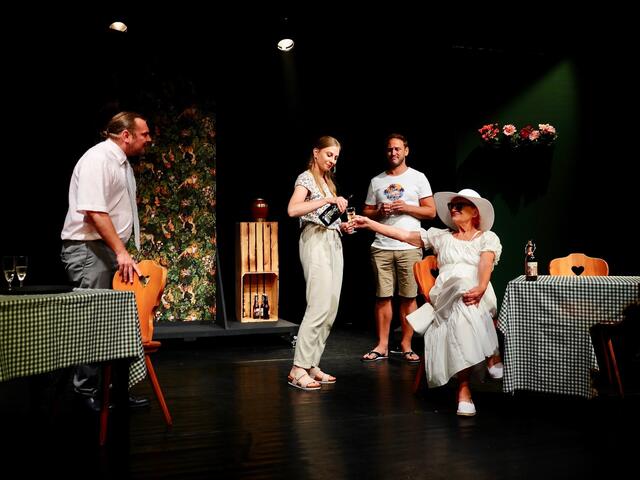 Das ist schon ein Gläschen wert, wenn man vom Schwimmlehrer gelobt wird. Von links: Werner Halbedl, Ute Maria Olschnegger, Christian Krall und Petra Stock. | Foto: Hans Georg Ainerdinger