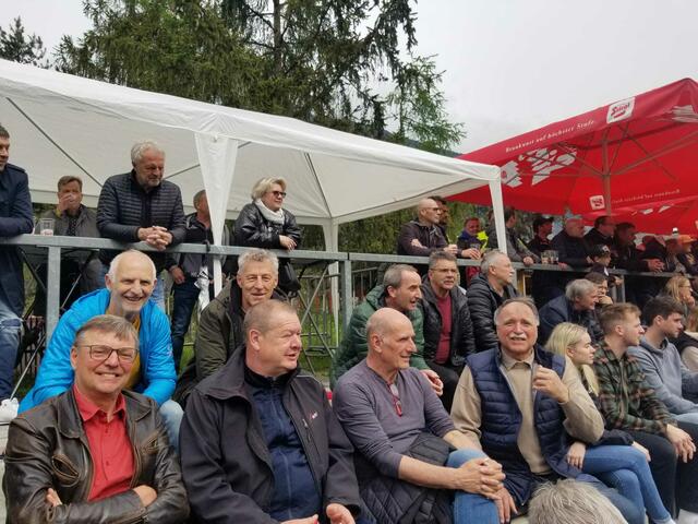 An alter Haiminger Wirkungsstätte: Norbert Schatz mit Wolfgang Götsch, Meinhard Eiter und Manfred Rangger (vorne v.l.) sowie Reinhold und Manfred Pohl und Helmut Zoller (hinten v.l.). | Foto: Tschett