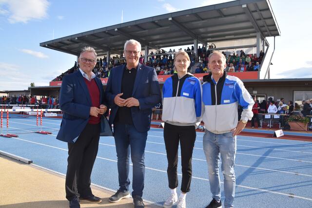 Hans Niessl und Bürgermeister Thoma Steiner mit den Organisatoren Ronja Leitner und Rolf Meixner.  | Foto: Stefan Schneider