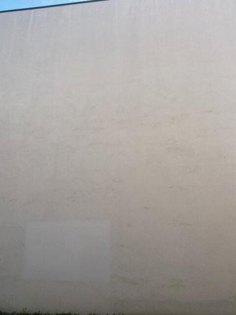Wenn die beiden ihre Loggia nützen, sei der Anblick noch erträglich. "In der übrigen Zeit sieht diese Perspektive aus unserem Wohnraum aber so aus, als würde man auf eine Nebelwand blicken", schildert Renate. | Foto: privat