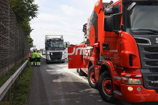 Offenbar krachte der Lkw auf den vorausfahrenden Sattelschlepper auf. | Foto: Matthias Lauber/laumat.at