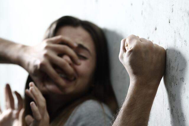 Der 40-jährige Welser soll auf einem Spielplatz und in einem Wald über das Mädchen (13) hergefallen sein. Weitere Opfer werden vermutet.  | Foto: Panthermedia/AntonioGuillem