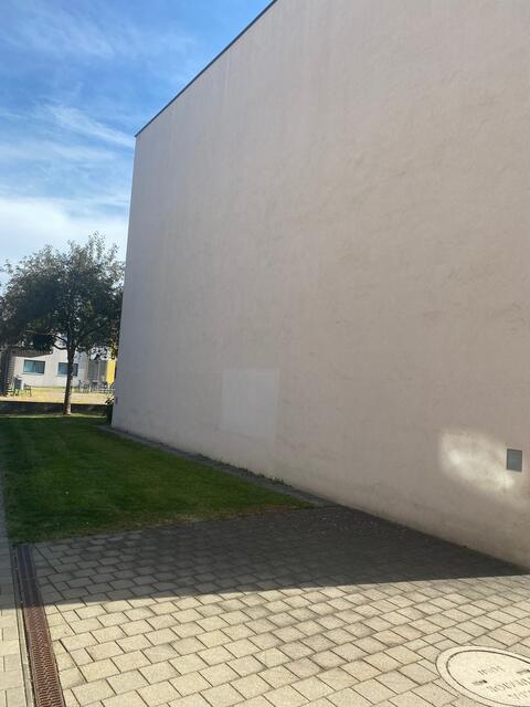 Blick auf eine kahle weiße Hausfassade. | Foto: privat