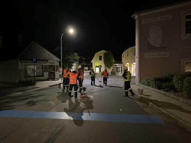 Die Einsatzkräfte der Feuerwehr reinigten die verschmutzen Straßen. | Foto: FF Groß Siegharts
