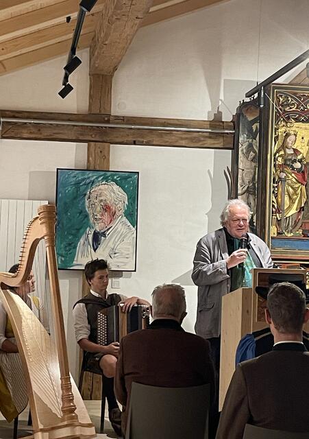 Alfred Winter (Kulturmanager und Endtecker von Leopold Kohr) hielt eine Rede und würdigte diese neu ins Leben gerufene Auszeichnung. | Foto: Sarah Braun