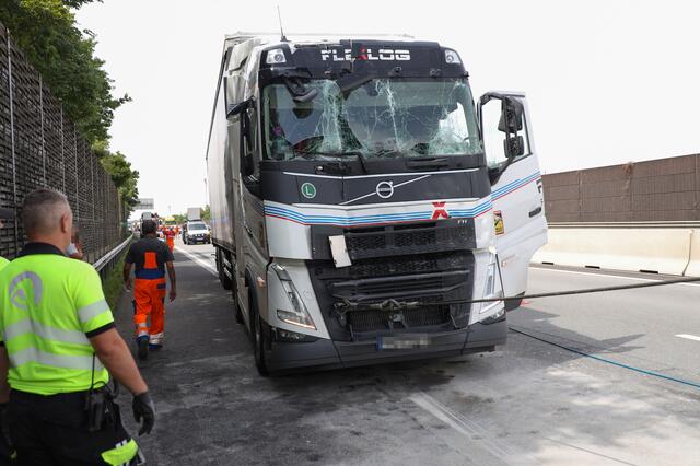 Offenbar krachte der Lkw auf den vorausfahrenden Sattelschlepper auf. | Foto: Matthias Lauber/laumat.at