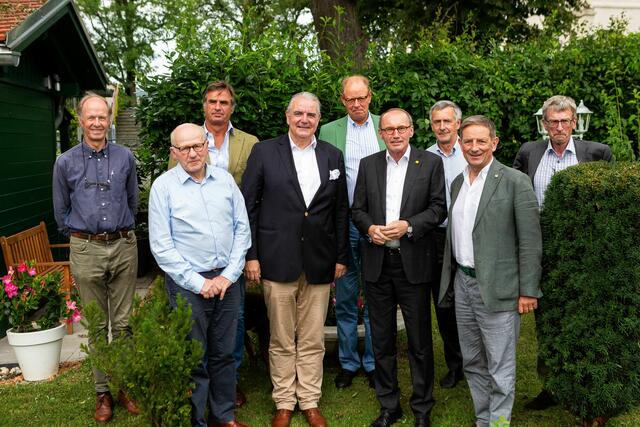 Ing. Hubertus Orsini-Rosenberg, Forstbetrieb Sonnegg, FM DI Georg Mähring, Obmann Wirtschaftsführer Steiermark, Ing. Johannes Thurn-Valsassina, Obmann Arbeitgeberverband sowie Obmann Kärntner Forstverein, Mitglied Naturschutzbeirat und Vorstand Jägerschaft, ÖkR Carl v. Croy, Obmann Land- und Forstbetriebe Steiermark, FD DI Michael Sterneck, Stiftung Fürst Schwarzenberg, Erster Vizepräsident MEP Dr. Othmar Karas, FD DI Hans Mattanovich, Forstverwaltung Hollenburg, LR a.D. DI Christian Benger, Obmann Land- und Forstbetriebe Kärnten, FD DI Martin Straubinger, Forstdirektion Foscari, Obmann Wirtschaftsführer Kärnten  | Foto: Christian Georgescu 