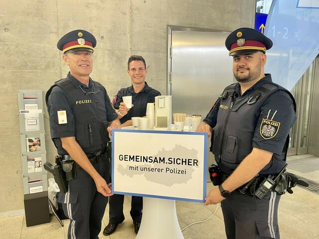 Abteilungsinspektor Thomas Stöger, Pressesprecher LPD Burgenland Raphael Kulman und Polizist Patrik Schwarz am Bahnhof Bruck/Bruckneudorf | Foto: Michalka 
