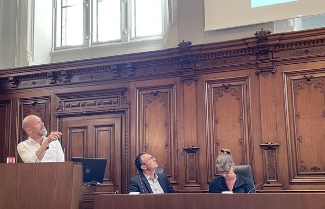 Daniel Kampus (links) erklärt die Bewertung der Umwelterheblichkeit der Änderungen des Stadtentwicklungskonzeptes. | Foto: MeinBezirk.at