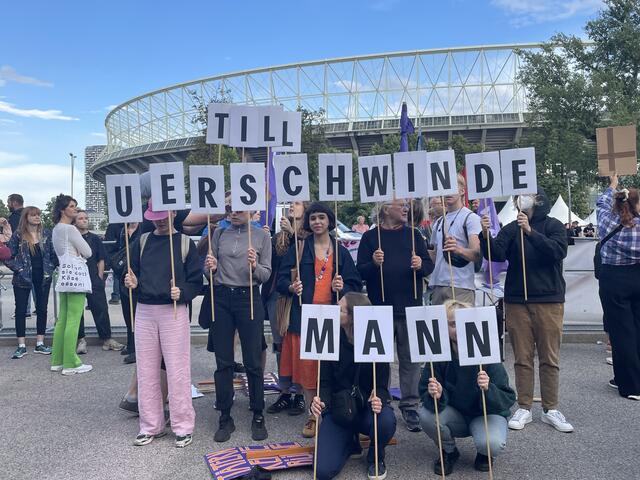 "Till verschwinde Mann" war nur eine der Botschaften, die die Demonstrierenden vor dem Ernst-Happel-Stadion beim Rammstein-Konzert verlautbarten. | Foto: Ronja Reidinger