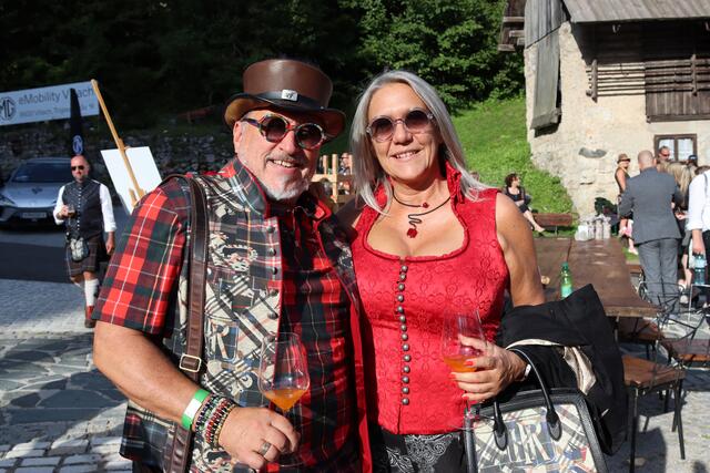 "Hasi" und seine Meike in fescher Rettl-Tracht | Foto: MeinBezirk.at