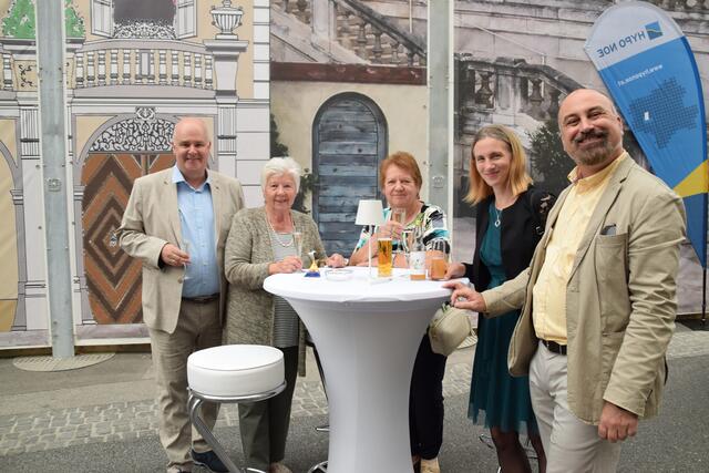 Vizebürgermeister Heinz Scheele (li.) und Gemeinderat Daniel Pollak (re.) in charmanter Begleitung.