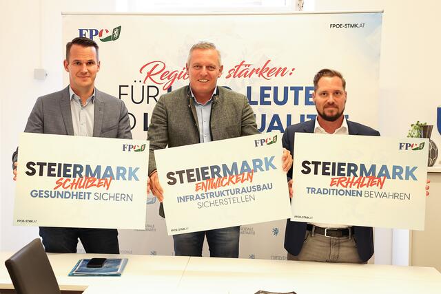 Landesparteisekretär Stefan Hermann, Landesparteiobmann Mario Kunasek und Bezirksparteiobmann Marco Triller (v.l.) im Rahmen der Pressekonferenz | Foto: FPÖ Steiermark