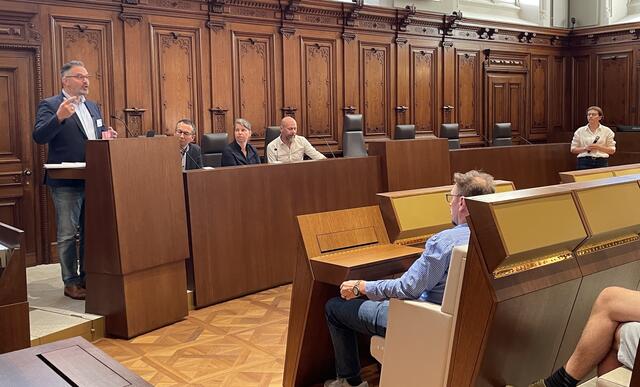 Wolf-Timo Köhler (links im Bild, Leiter im Referat für Bürger:innenbeteiligung) nahm im zweiten Teil des Abends die Fragen und Rückmeldungen aus dem Publikum entgegen. | Foto: MeinBezirk.at