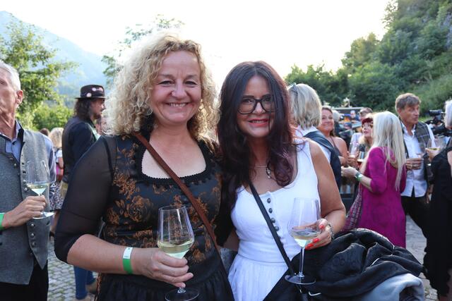 Rechtsanwältin Julia Klatil (l.) war vor Ort. | Foto: MeinBezirk.at