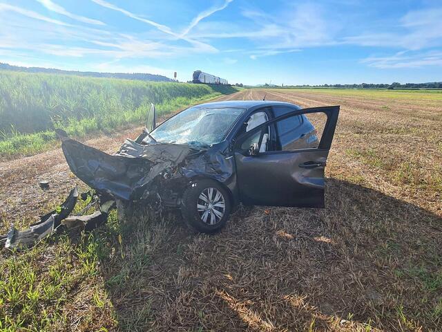 Totalschaden beim Unfallfahrzeug, nachdem es mit einem GKB-Personenzug zusammenstieß | Foto: Wonisch/Rotes Kreuz