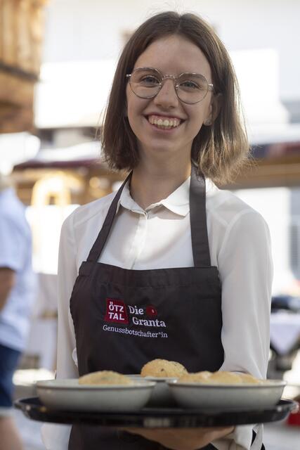 Ein herzlicher Service und das kundige Präsentieren der Speisen zählen ebenso zum Gesamterlebnis.  | Foto: Ötztal Tourismus / Markus Geisler
