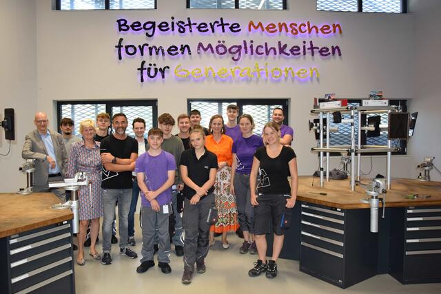 WKÖ-Generalsekretär-Stv. Mariana Kühnel (2. Reihe, 2.v.r.), WKNÖ-Direktor Johannes Schedlbauer (2. Reihe, 1.v.l.), WKNÖ-Direktor-Stv. Alexandra Höfer (2. Reihe, 2.v.l.) und Lukas Sprenger, Leiter des WKÖ-Zielgruppenmanagements (3. Reihe, 3.v.l.) nutzen den Betriebsbesuch bei Welser Profile zum Austausch mit den Lehrlingsausbildnern und Lehrlingen. | Foto: WKNÖ