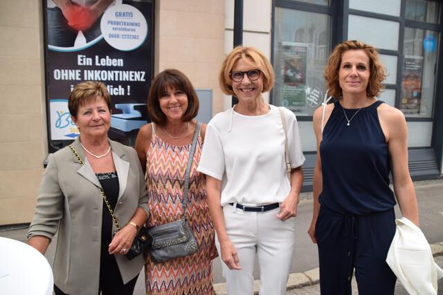 Freuten sich auf den Theaterabend: Bürgermeisterin Andrea Völkl (2.v.re) und Standamtsdirektorin Christina Pinggera.